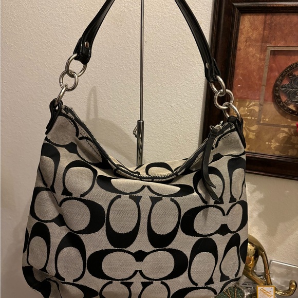 CoachBlackMonogramDaisy SignatureLogoPocketHobo.Black patent leather Trim.EUC - Picture 2 of 9